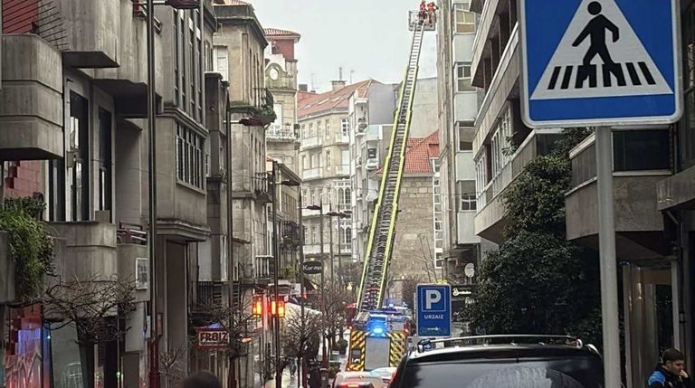 Cortan dos horas una calle del centro de Vigo por el riesgo de caída de losetas de granito
