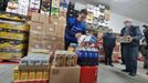 El actor Pedro Alonso, con peto azul, preparando ayer lotes de comida en el banco de alimentos en Pontevedra.