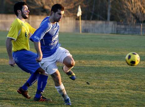 Los vecinos de Vigo de Galegos se acercaron al lugar del incendio para apoyar a la familia
