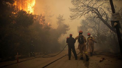 Intenso trabajo de los bomberos por aplacar las llamas en la región de Kinetta