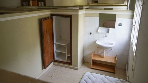 Cada habitación cuenta con una cama, un armario y un pequeño espacio en el que asearse
