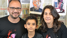 Hugo Yáñez acompañado de su padre, Fernando Yáñez, y su madre, María Castelao. Los tres visten la camiseta Pepe, pintada por el pequeño y disponible en Art for Dent.