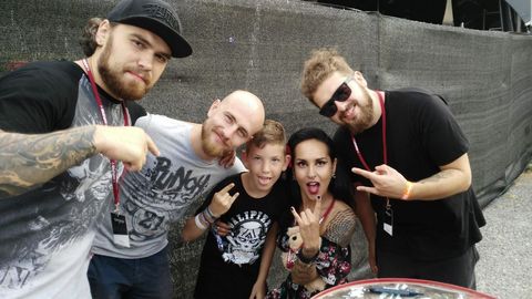 Gracias al premio del concurso de Galipizza, el pequeo pudo conocer a los miembros de grupos como Jinjer, una de las mejores bandas de metal de Ucrania