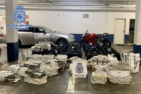 Vehículos y fardos de cocaína decomisados en la operación policial en Huelva.