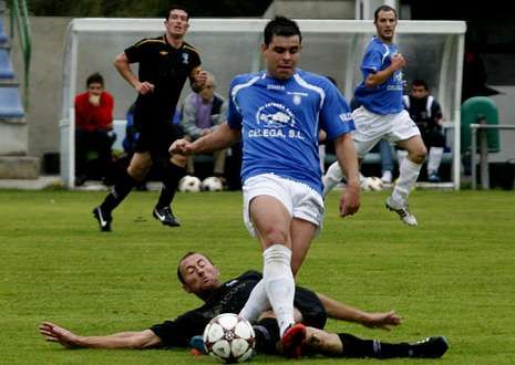 Los futbolistas del Atl�tico Escair�n se muestran intratables en el municipal de O Savi�ao.