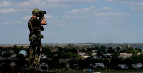 Un soldado del Ejrcito ucraniano monta guardia en las afueras de Maripol, que est siendo asediada por los prorrusos. 