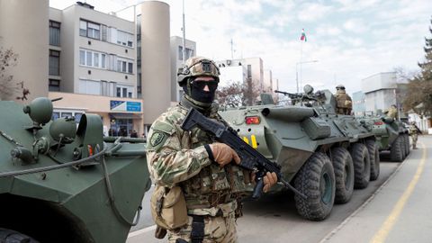 Miembros del ejército húngaro hacen guardia mientras los inmigrantes huyen de Ucrania a Hungría, después de que Rusia lanzara una operación militar masiva