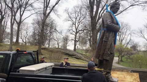 Retirada de la estatua del doctor James Marion Sims, en Nueva York