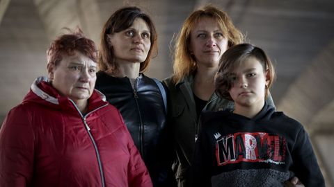 Olena (segunda por la izquierda) huy de Ucrania con su madre, Natalia (primera a la derecha) y su hijo de diez aos Vlodymyr. Junto a ellos, Tetiana (segunda a la derecha), que los acoge en su casa de Osedo