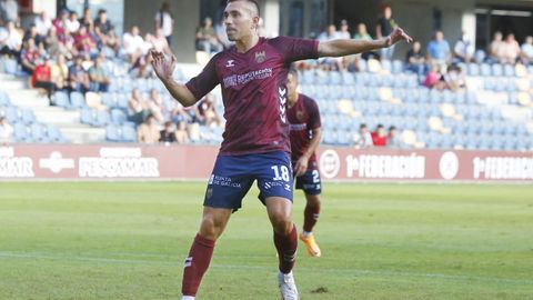 Charles y sus 84 goles en el Pontevedra CF: «Estoy feliz de hacer historia  en el club que me lo ha dado todo»