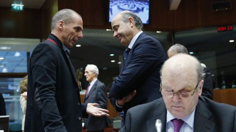 Varufakis explica su posicin a Luis de Guindos durante una reunin en Bruselas.