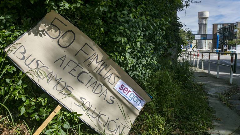 Un cartel durante una movilización de trabajadoras y trabajadores de la factoría Saint Gobain Cristalería en Avilés, a 15 de mayo de 2024, en Avilés, Asturias