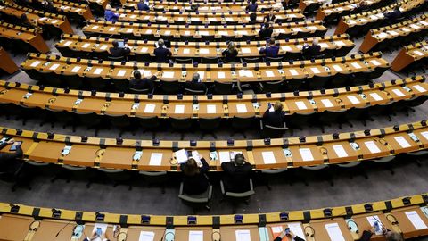 Vista general del hemiciclo del Parlamento Europeo durante la sesin plenaria mensual, reducida por el coronavirus.