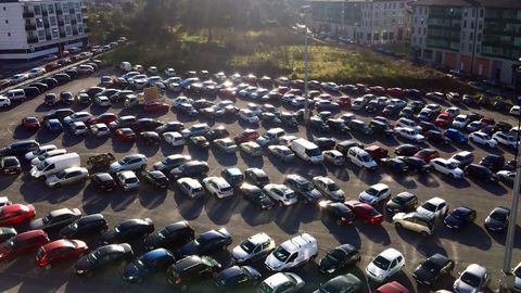 El párking de Santa Marta a rebosar de coches.