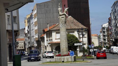 Esta sirena que antes estaba en la autovía ahora vigila la calle Rosalía de Castro, en Ribeira