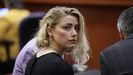 Amber Heard espera la lectura del veredicto