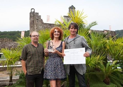 Carbajal ?dereita?, tras recibir Escena Galega o premio en Ribadavia, xunto con Xess Ron e Beln Pichel.