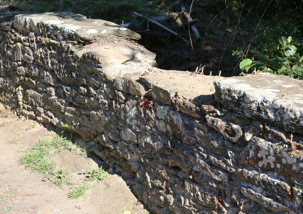 <span lang= es-es >Actos vand�licos</span>. El Ponte da �spera fue objeto de actos vand�licos hace unas semanas cuando unos desconocidos arrancaron varias piedras de la parte de arriba de la infraestructura, arroj�ndolas al propio cauce del r�o Celeiro.