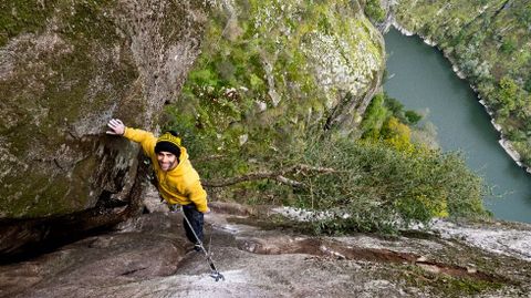 El escalador Mauro Gonzlez en unas rocas situadas en el municipio lucense de Pantn, entre Pombeiro y Sancosmede, con el ro Sil al fondo