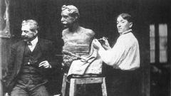 Asorey (dereita), con 25 anos, esculpe un busto do fotógrafo Enrique Guerra. A imaxe publicouse en 1914 na revista «Vida Gallega».