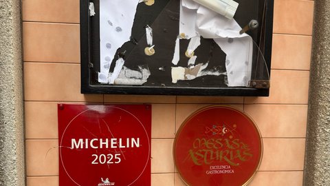 Parte de la fachada del restaurante Abarike, con placas distintivas da�adas y el cajet�n de la carta del local destrozado