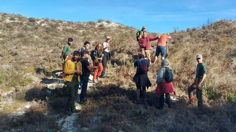 Columpio y mirador de Punta Castro, en el litoral de Ribeira.Participantes en el curso de gu�as del Parque Nacional Illas Atl�nticas de Galicia