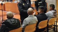 Los cuatro acusados de integrar una red de narcobuzos que intentó introducir en Asturias más de 72 kilos de cocaína por el puerto de Avilés sentados en el banquillo de los acusados este jueves durante su juicio en la Sección Segunda de la Audiencia Provincial de Oviedo.