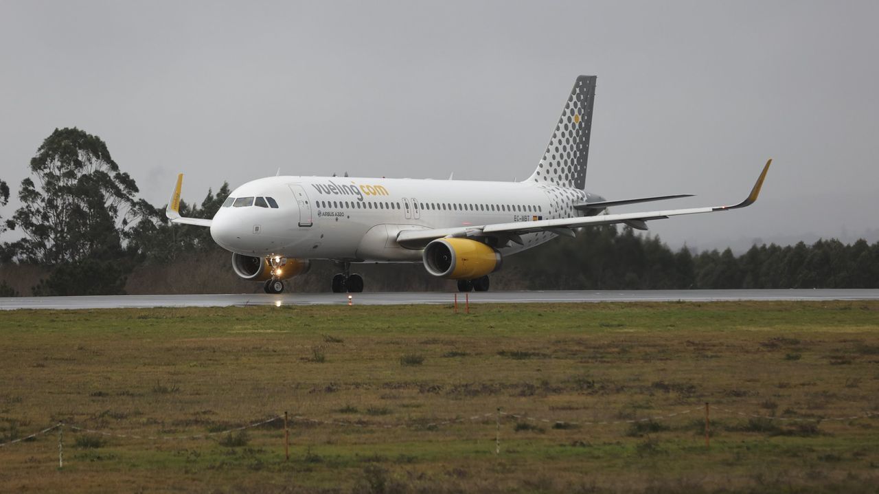 La historia del Grupo Intaf, en Nar�n.Una aeronave de Vueling maniobra en la pista del aeropuerto de Santiago-Rosal�a de Castro