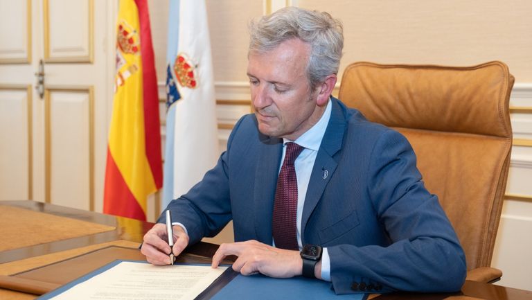 Alfonso Rueda firma el decreto de reestructuración de su Gobierno