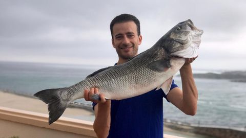 El pescador recreativo Roberto Cabana captur hace un ao en Foz una enorme lubina, de ms de medio metro de largo y casi ocho kilos de peso 