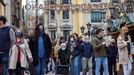 Personas pasean por la plaza de la Catedral, en Oviedo.