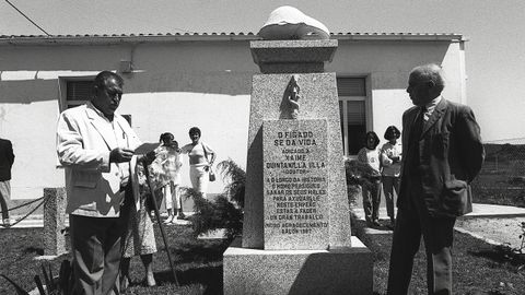 Jaime Quintanilla Ulla inaugura el monumento al hgado en 1987.