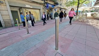 Bolardos instalados en el tramo peatonal de la calle Peregrina, en Pontevedra