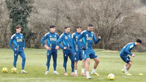 David Carmo golpea el bal�n, con Fonseca, �lex For�s, Joaqu�n Delgado y Agud�n detr�s