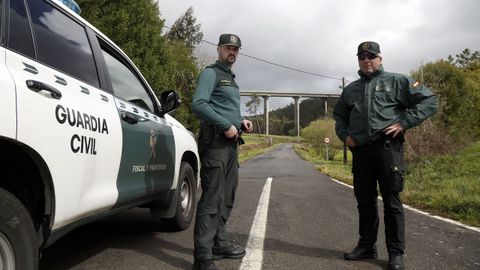 Los agentes Jorge Laíño y José Ángel Pérez, delante del viaducto de Pasares, en Lousame.