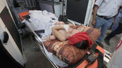 Un menor es trasladado en ambulancia a Egipto por el paso de Rafah.