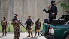 Fuerzas talibanas custodian en el barrio donde se produjo el ataque contra Al Zawahiri