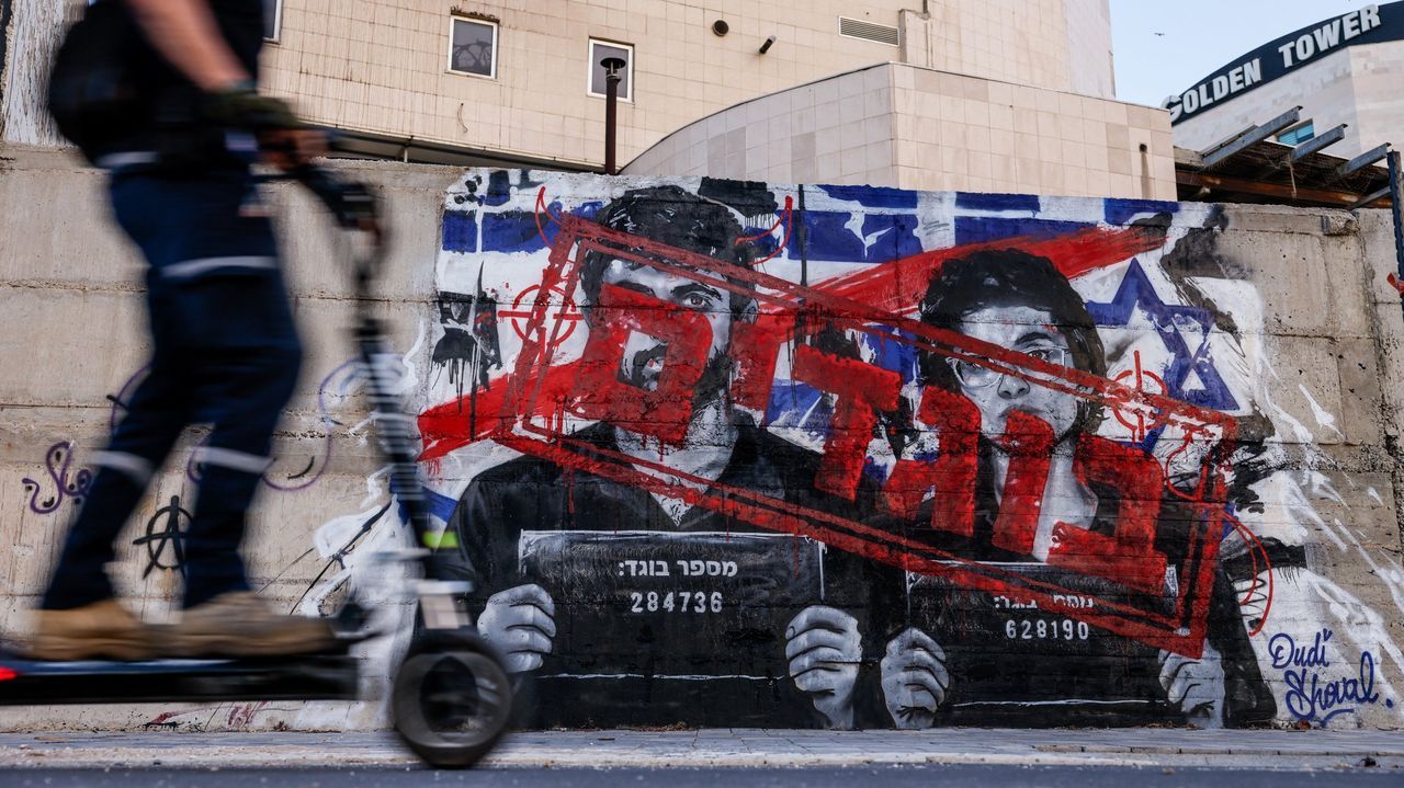 Cartel con la imagen de los directores del documental �Naza�, Yuval Abraham y Rachel Szor, con la palabra �traidores� escrita en rojo