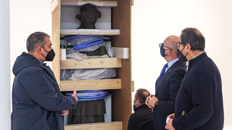 Imagen durante el montaje de la exposición en el Marcos Valcárcel