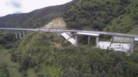 Vista aérea del viaducto de O Castro en la que se ven los dos tramos caídos y el tablero aislado que sigue en pie y que va a ser derribado en los próximos días.