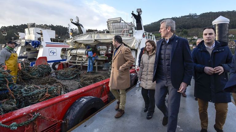 Los bateeiros de San Adrián, en Vilaboa, tras los nuevos pantales del puerto: «Agora chegamos cada un á súa praza, é como se tivera cada un o seu garaxe»