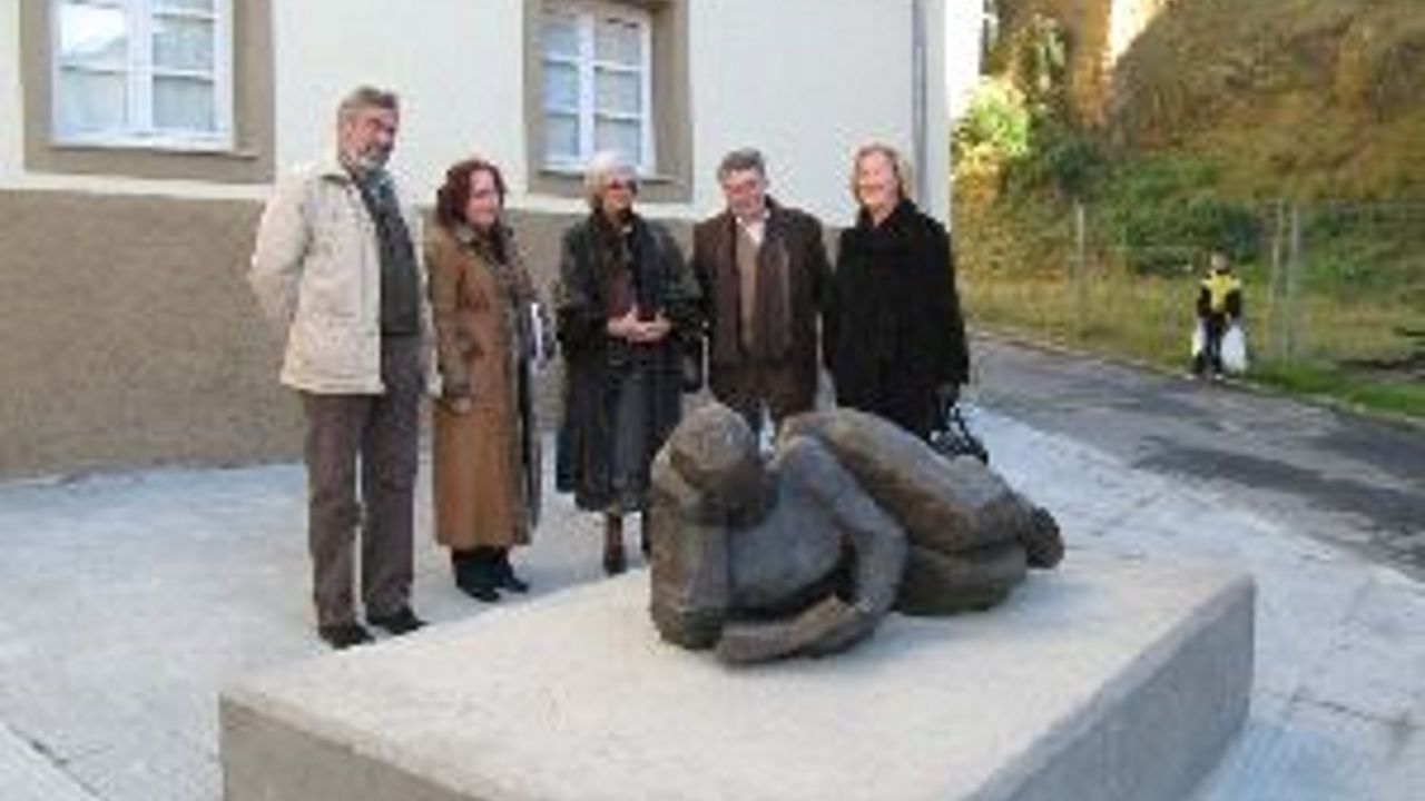 Elena Lehmann, con autoridades ante una escultura de su marido en Vegadeo