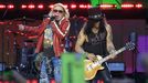 Los integrantes del grupo estadounidense Guns N' Roses, Axl Rose y Slash, durante una actuación en Madrid