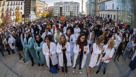 Cientos de sanitarios asisten a una concentracin convocada por el sindicato Amyts en apoyo de la huelga de mdicos y pediatras en toda la Atencin Primaria de Madrid.