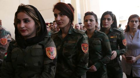 Milicianas peshmergas hacen cola para votar en la jornada que fue asignada a los kurdos