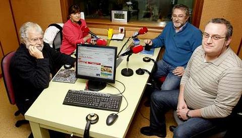 Manuel Sendón, Teresa Lord, Ricardo García Mira y Víctor Nieto durante la tertulia sobre el 10.º aniversario del «Prestige».