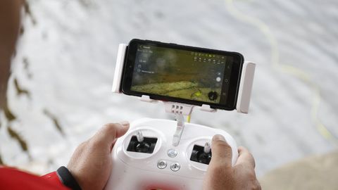 La imagen que capta el dron se observa en una pantalla en la que se refleja todo tipo de información