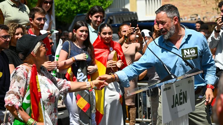 Abascal eleva el nivel de insultos contra Sánchez