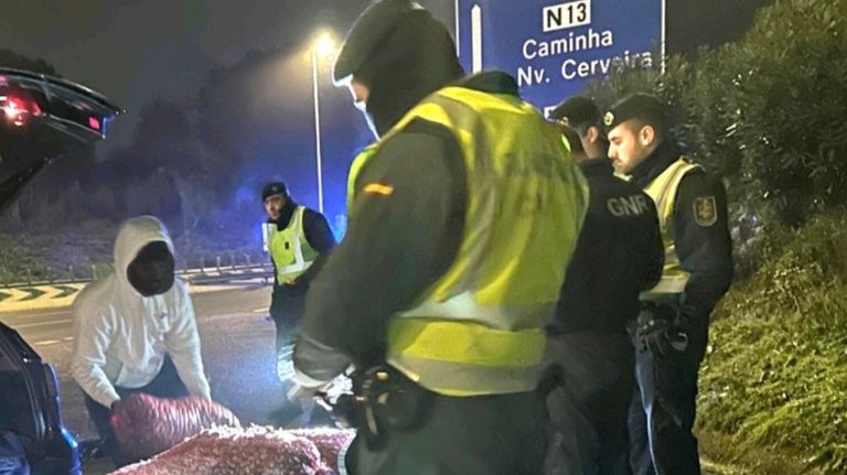 Interceptan tres coches cargados con 1,4 toneladas de almejas ilegales en Portugal y con destino a Galicia