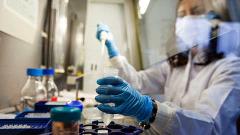 Una investigadora en el laboratorio.